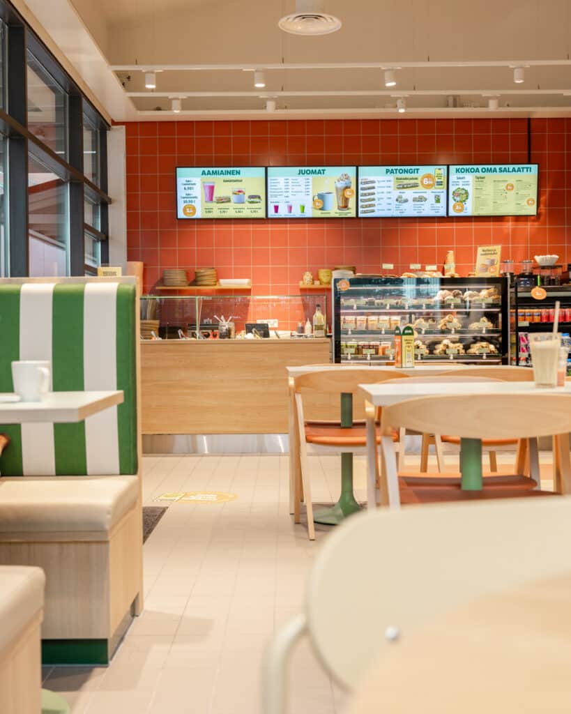 Tuusulan Picnicin ravintolatila. Taaempana myyntitiski ja etualalla pöytäryhmiä.