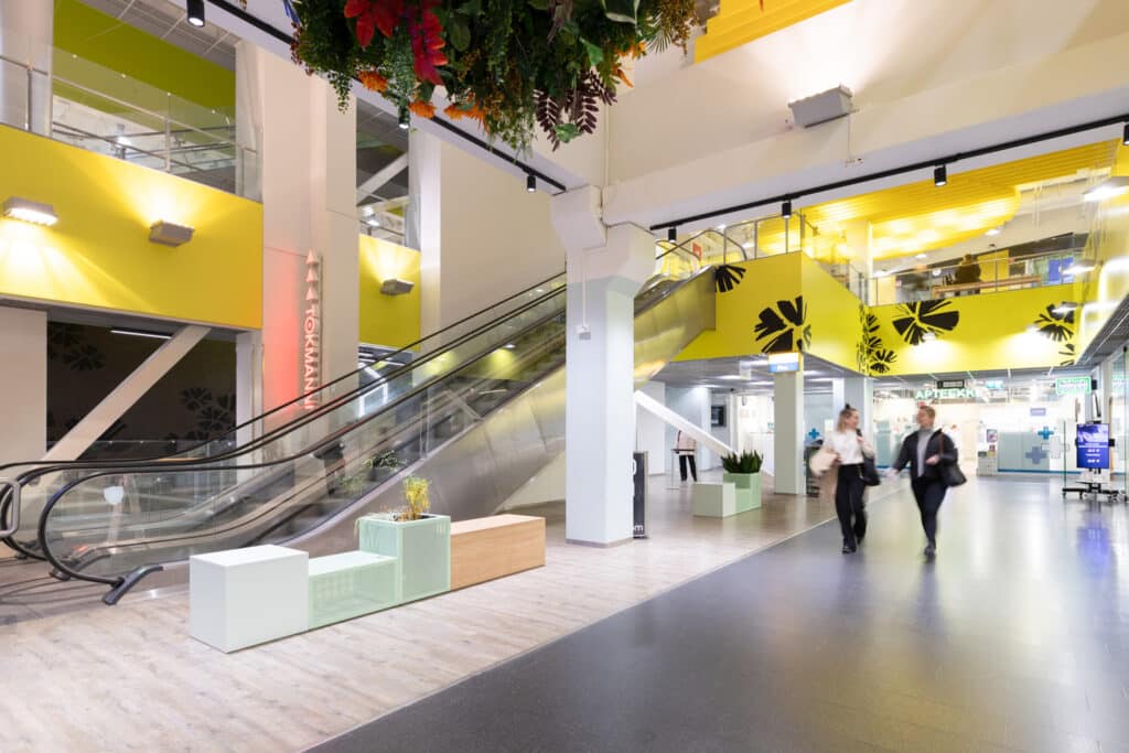 Kauppakeskus Ristikon ensimmäisen kerroksen aukio, josta lähtee liukuportaat toiseen kerrokseen.