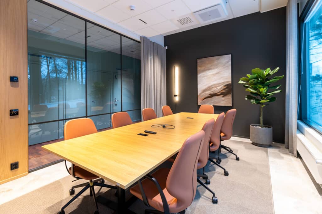 Maarinportin ensimmäisen kerroksen neuvottelutila.