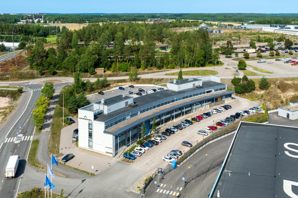 Vantaan Turvalaaksonkaari toimitilakiinteistö ilmakuvassa.