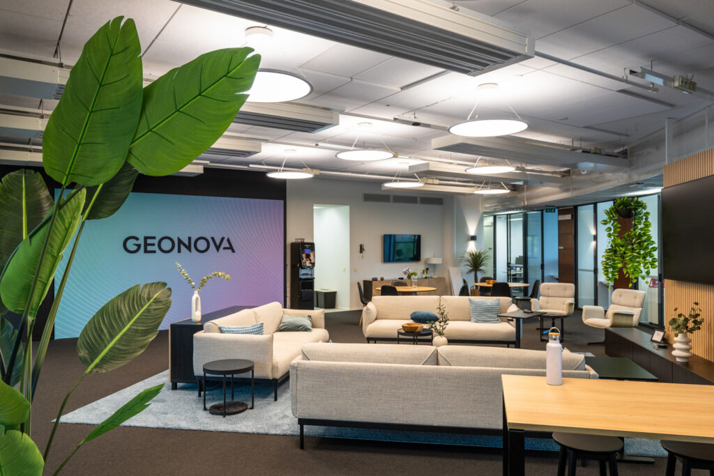 Geonovan modernin toimiston lounge-alue.